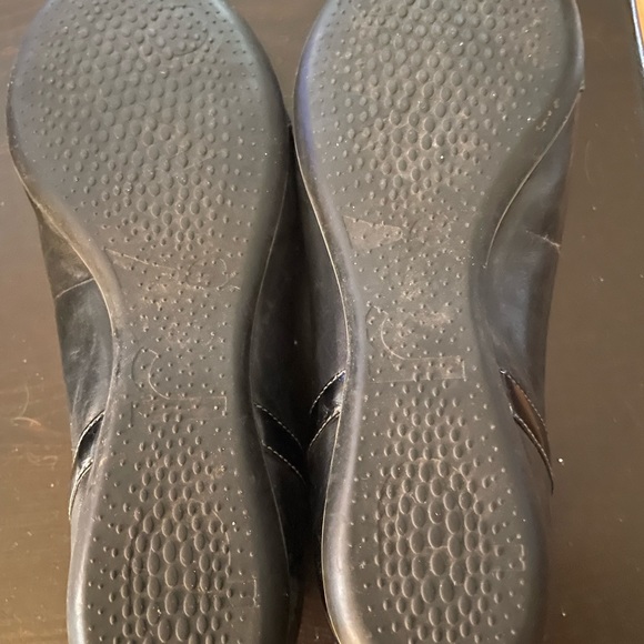 Clark’s black leather flats - Picture 2 of 4